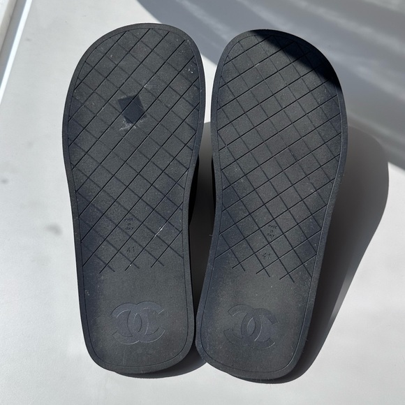 Chanel 22p Lambskin Padded Pool Thong Slides Black/White - Picture 5 of 9